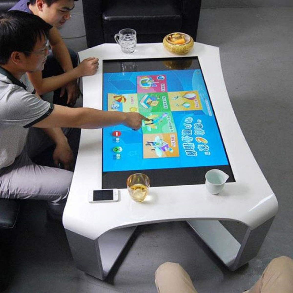 Işletmeler için çoklu dokunuşlu masa Işletmeler için çoklu dokunuşlu masa