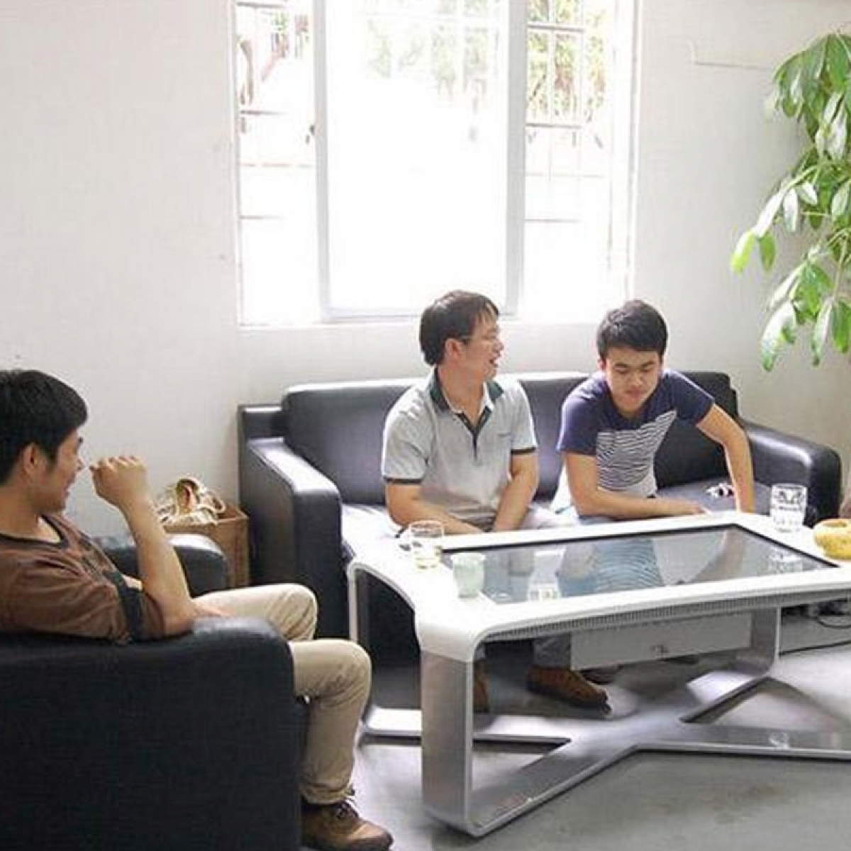 Touch table with FullHD display Touch table with FullHD display