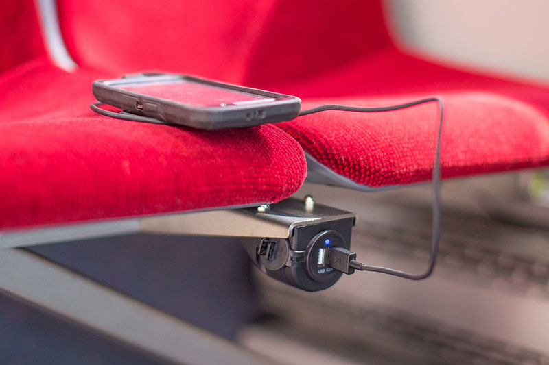 Автобус TTC с USB-розетками DEKART под сиденьями в Торонто Автобус TTC с USB-розетками DEKART под сиденьями в Торонто