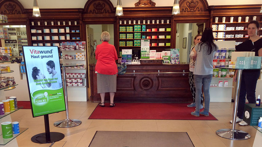 Комплекс digital signage с рекламными экранами DEKART в розничном магазине