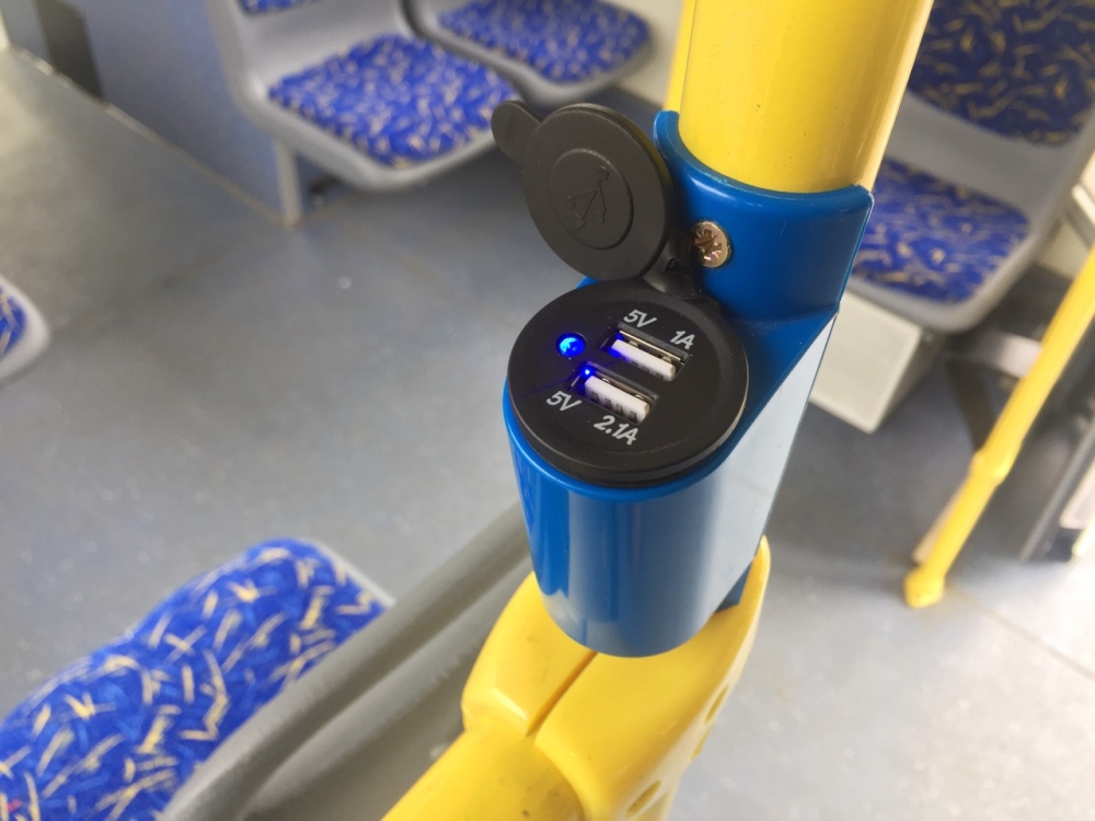 Установка USB розеток в салон электробуса USB зарядка Dekart для электробусов
